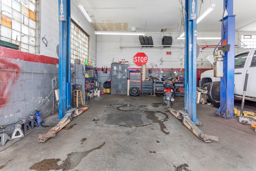 More Photos Of 25985 Groesbeck Rd, Warren Auto Repair For Sale