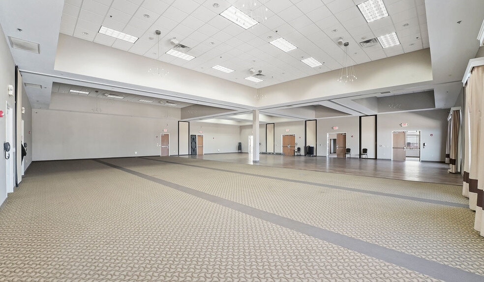 More Photos Of 725 Paradise Ln, Johnson Creek Hotel For Sale