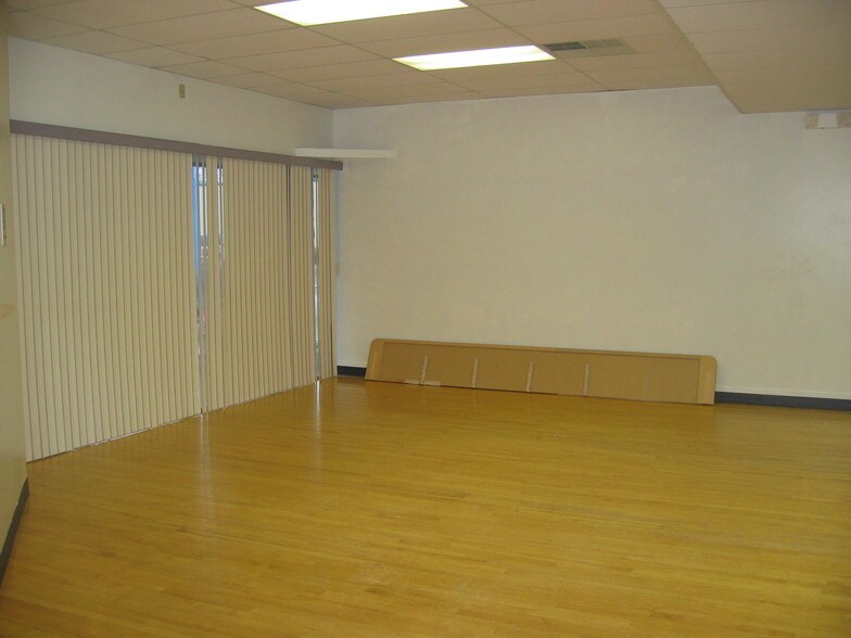 More Photos Of 4214 Fleur Dr, Des Moines General Retail For Lease