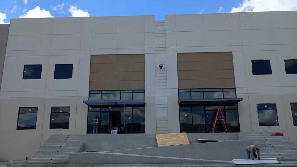 More Photos Of 1192 Reuthinger Pky, Laredo Distribution For Sale