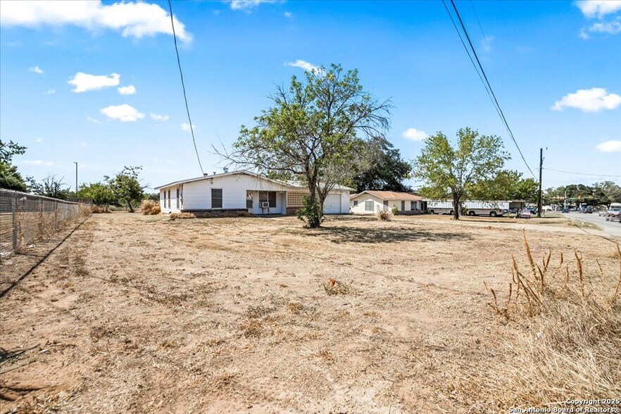 More Photos Of 19239 McDonald St, Lytle Land For Sale