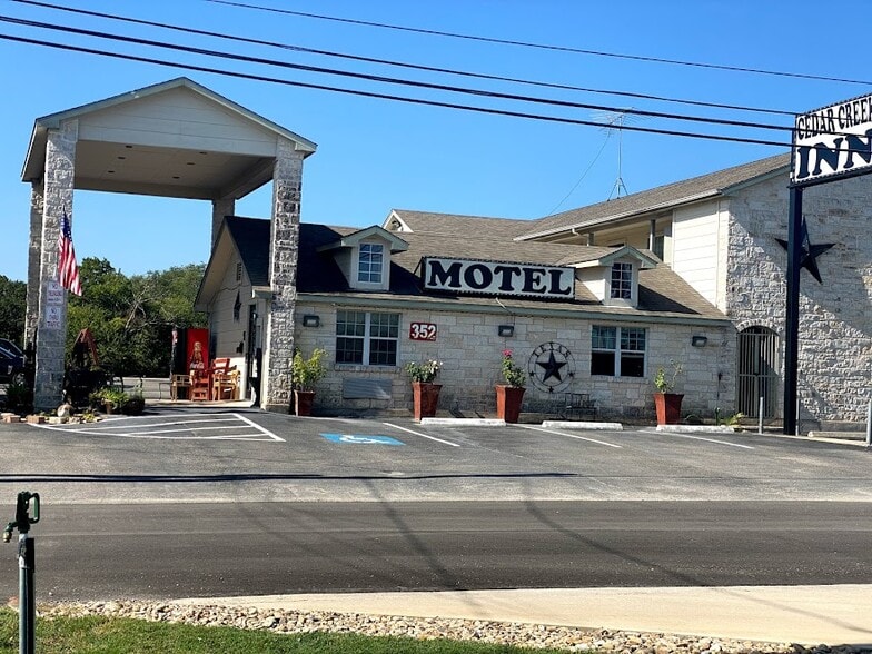 More Photos Of 352 E Vaughan St, Bertram Hotel For Sale