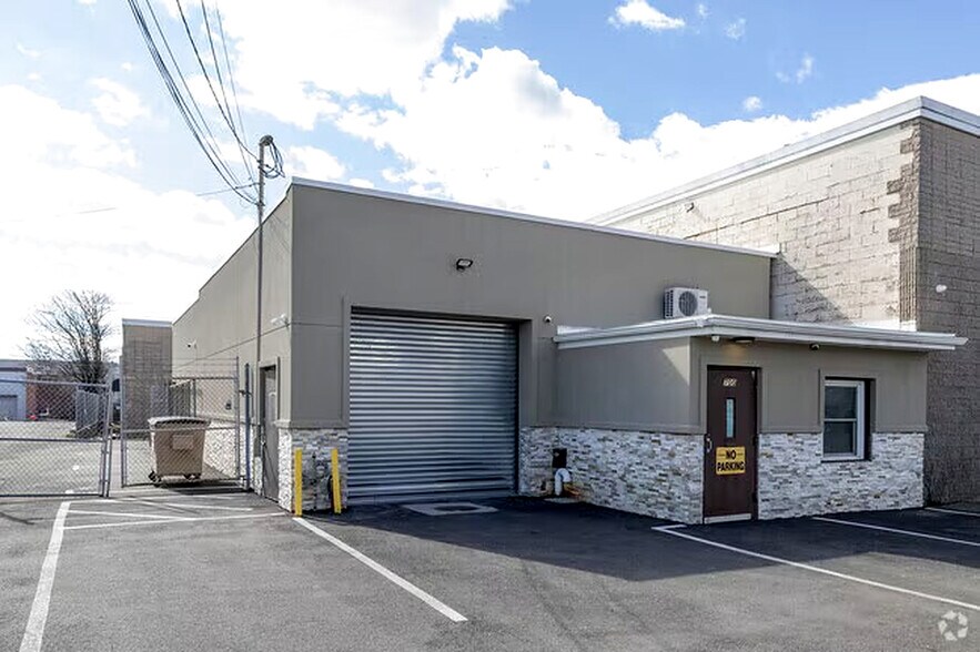 Primary Photo Of 700 Summa Ave, Westbury Distribution For Sale