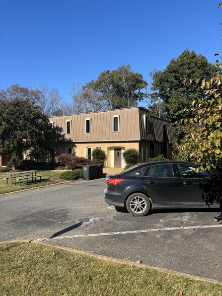 More Photos Of 1928 Thomson Dr, Lynchburg Office For Sale