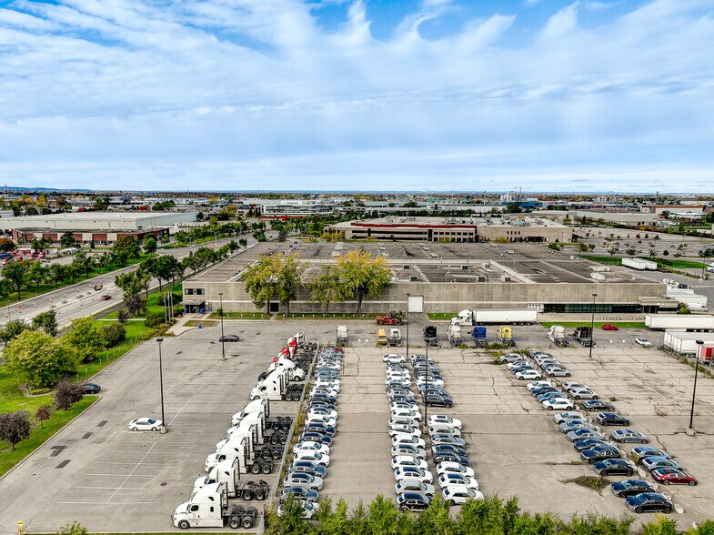 More Photos Of 2001 Boul Des Sources, Pointe-claire Warehouse For Lease