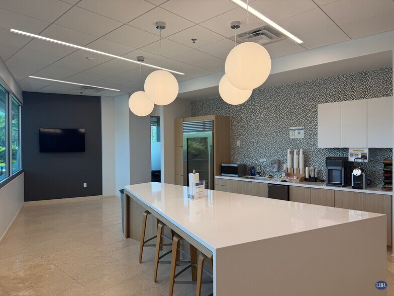 More Photos Of 1110 W Hibiscus Ave, Melbourne Flex For Lease