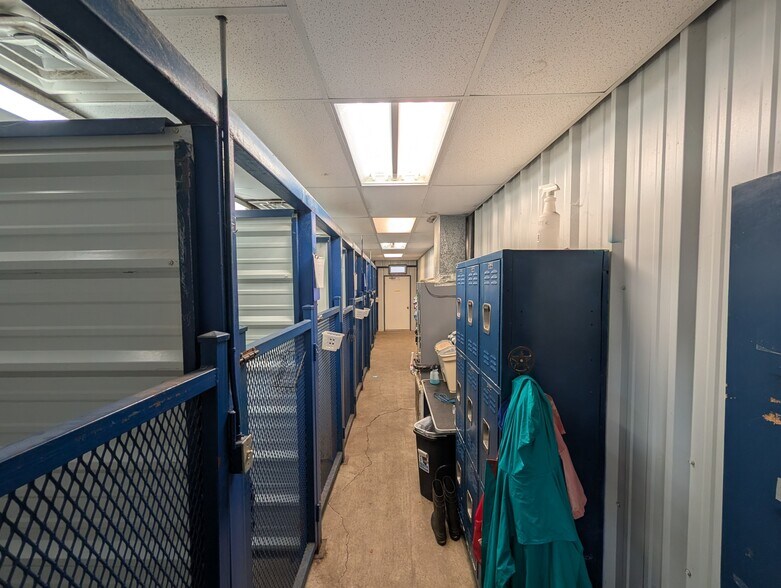 More Photos Of 843 Sundown Dr, Woodway Industrial For Lease