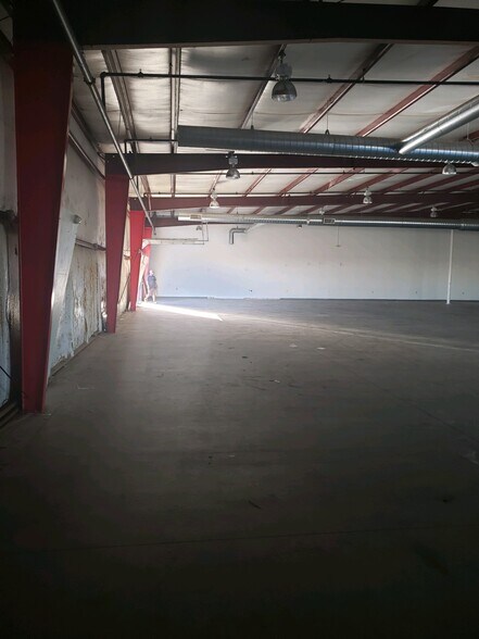 More Photos Of 1905 Central Pky, Decatur Showroom For Lease