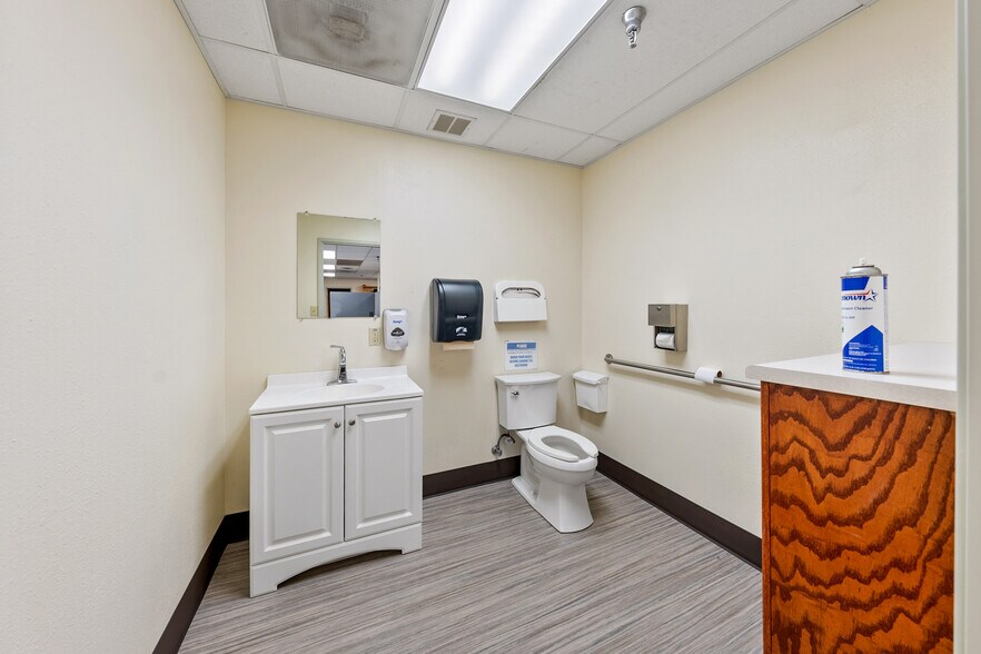 More Photos Of 715 NW Dimmick St, Grants Pass Office For Sale