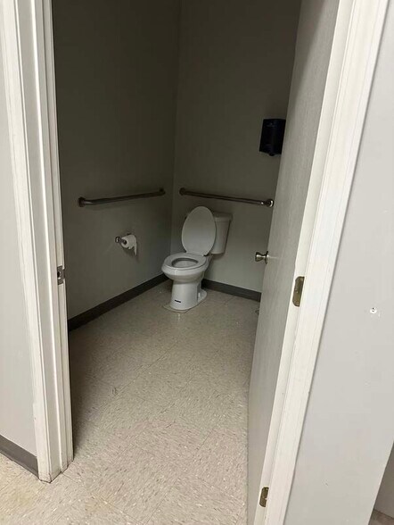 More Photos Of 121 Express Ln, Lansing Storefront Retail Office For Lease