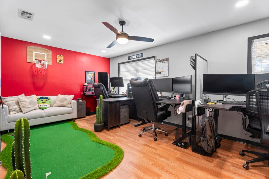 More Photos Of 9902 Franklin Rd, Houston Self Storage For Sale