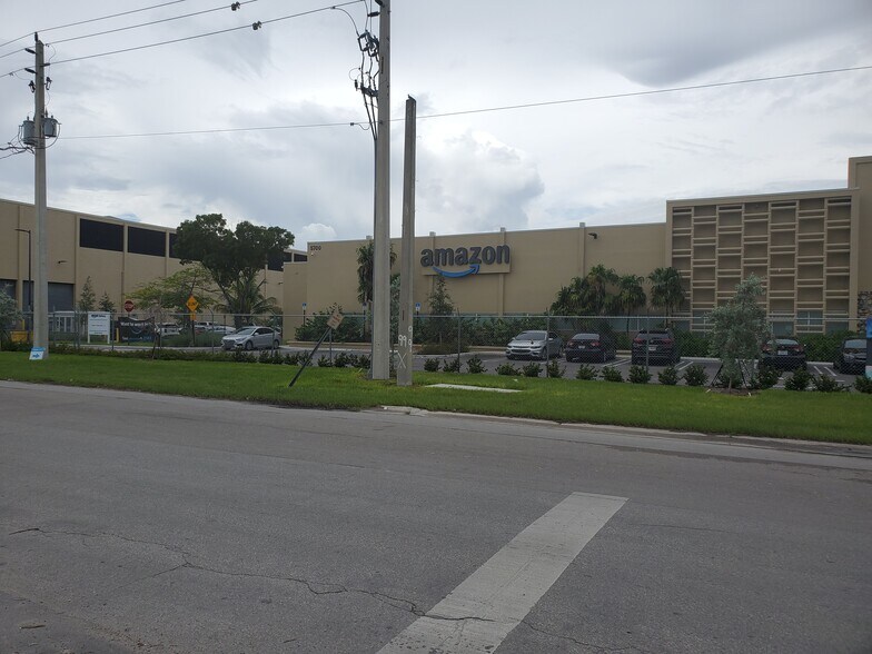 More Photos Of 5791 NW 37th Ave, Miami Manufacturing For Lease
