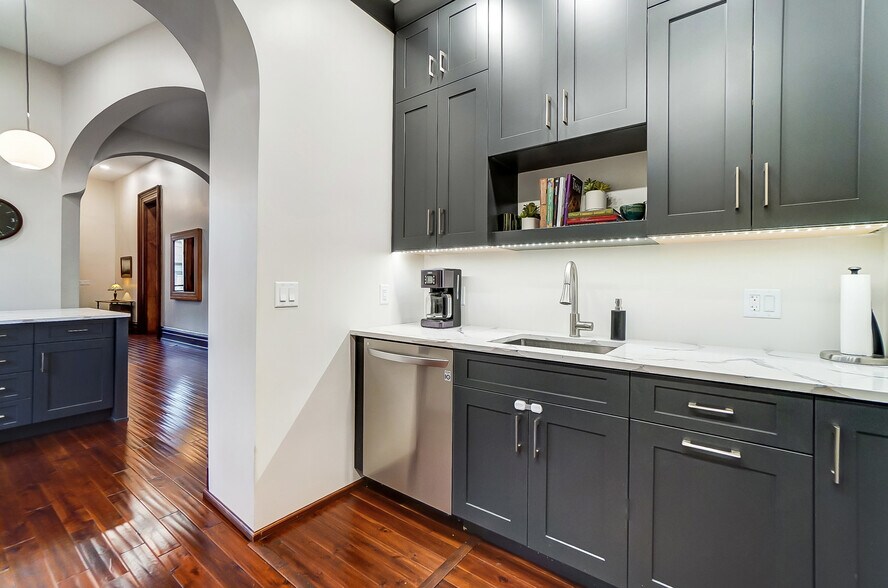 More Photos Of 208 W Monument Ave, Dayton Office Residential For Sale