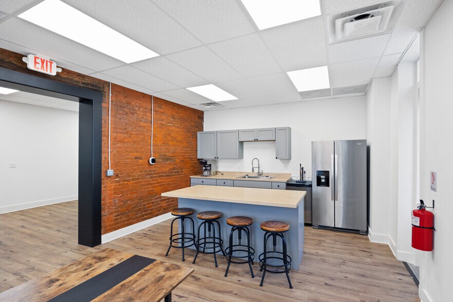 More Photos Of 227 Pearl St, New Albany Office For Lease