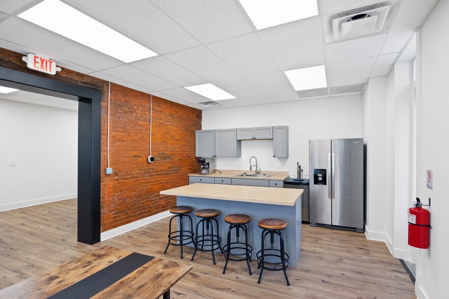 More Photos Of 227 Pearl St, New Albany Office For Lease
