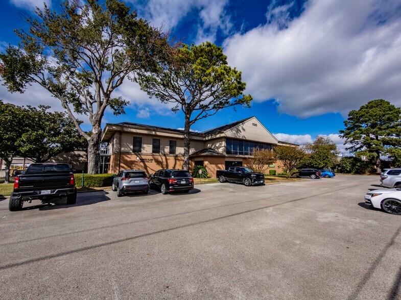 More Photos Of 1585 W Sam Houston Pky N, Houston Showroom For Sale