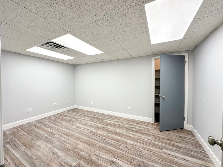 More Photos Of 406 E Pennsylvania Blvd, Feasterville Trevose Light Distribution For Lease