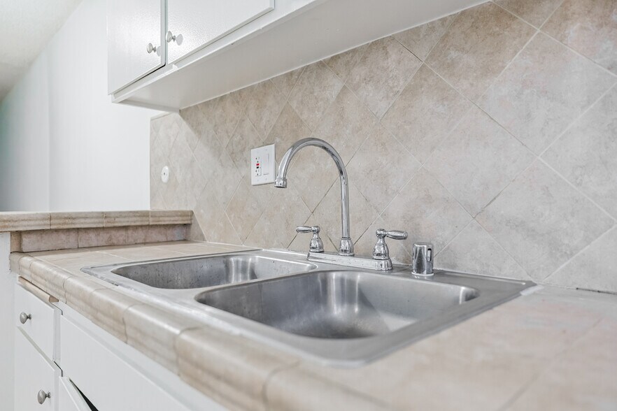 More Photos Of 6121 Woodman Ave, Van Nuys Apartments For Sale