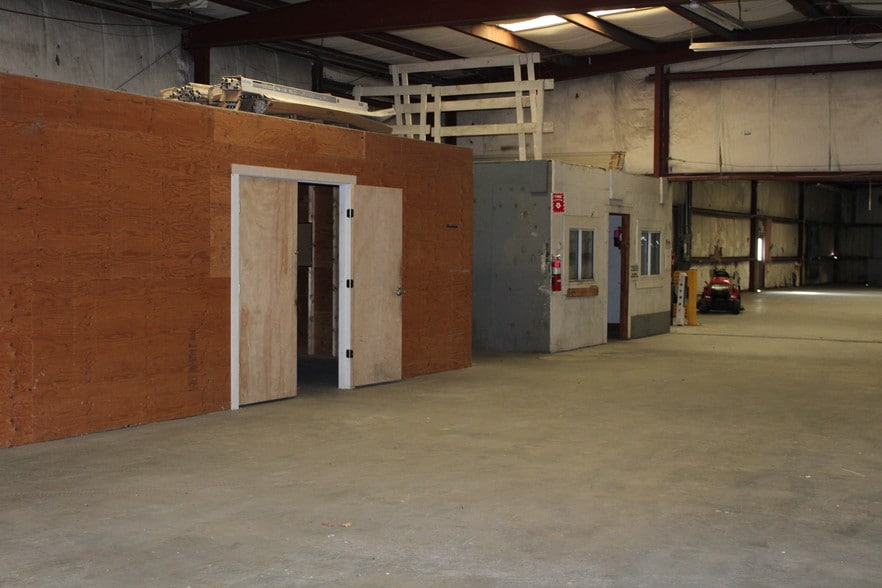 More Photos Of 44 Depot St, Belchertown Warehouse For Lease