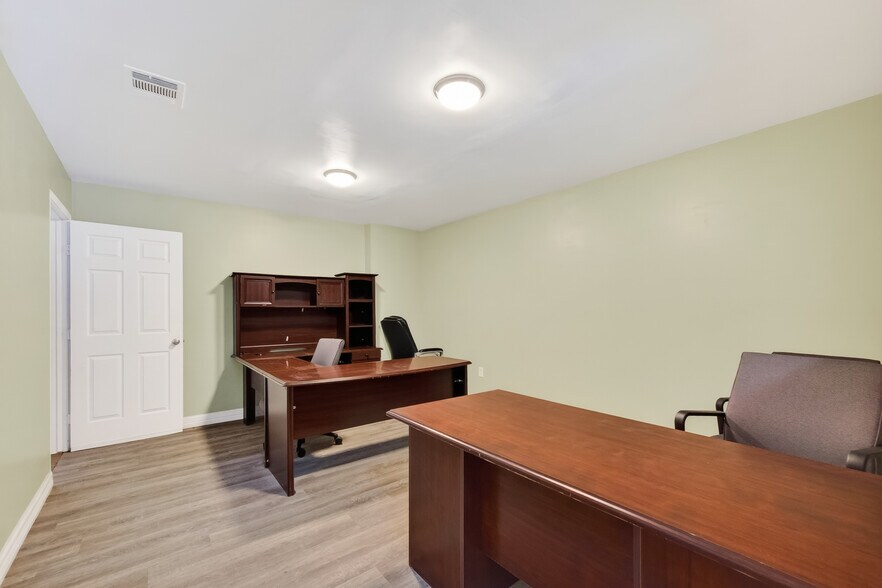 More Photos Of 1320 Almeda Genoa Rd, Houston Manufacturing For Lease