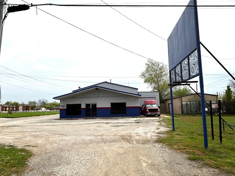 More Photos Of 700 S Stemmons Fwy, Sanger Flex For Lease