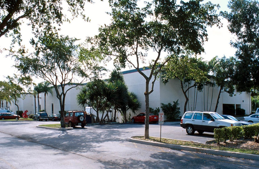 More Photos Of 622 Banyan Trl, Boca Raton Light Distribution For Lease