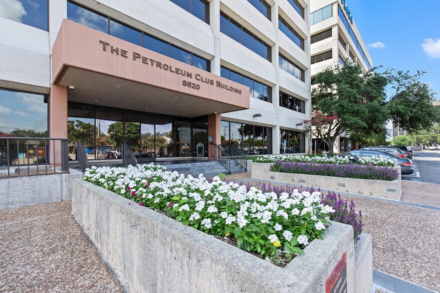 More Photos Of 8620 N New Braunfels Ave, San Antonio Unknown For Lease