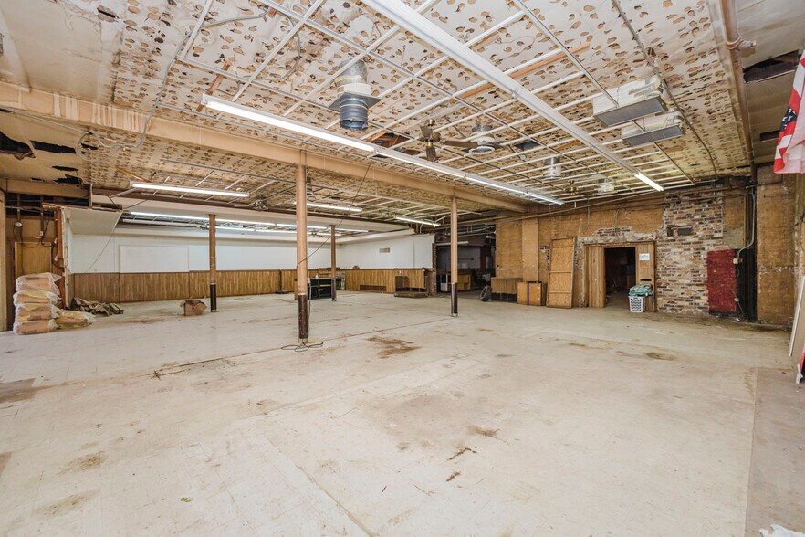 More Photos Of 110 N Poplar St, Hutchinson Warehouse For Sale
