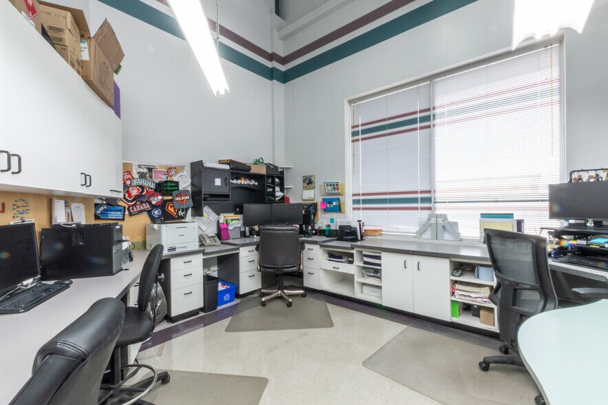 More Photos Of 4602 50 St, Stettler Light Manufacturing For Sale