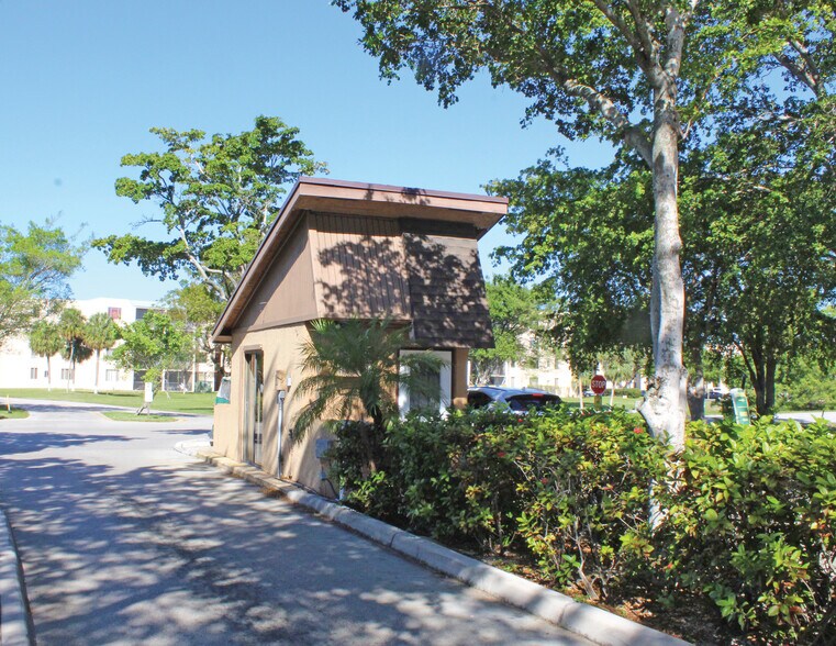 More Photos Of 2725 Somerset Dr, Lauderdale Lakes Apartments For Sale