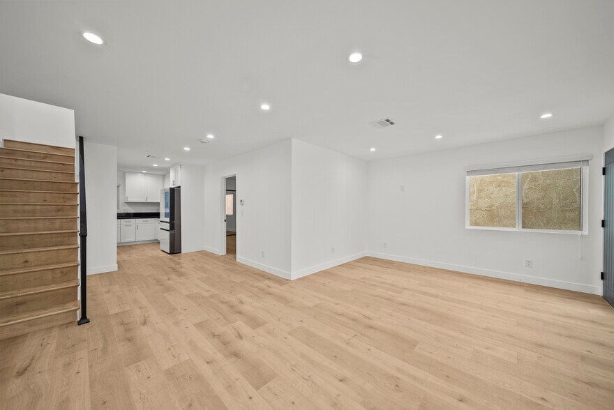More Photos Of 11488 Burbank Blvd, North Hollywood Flex For Sale