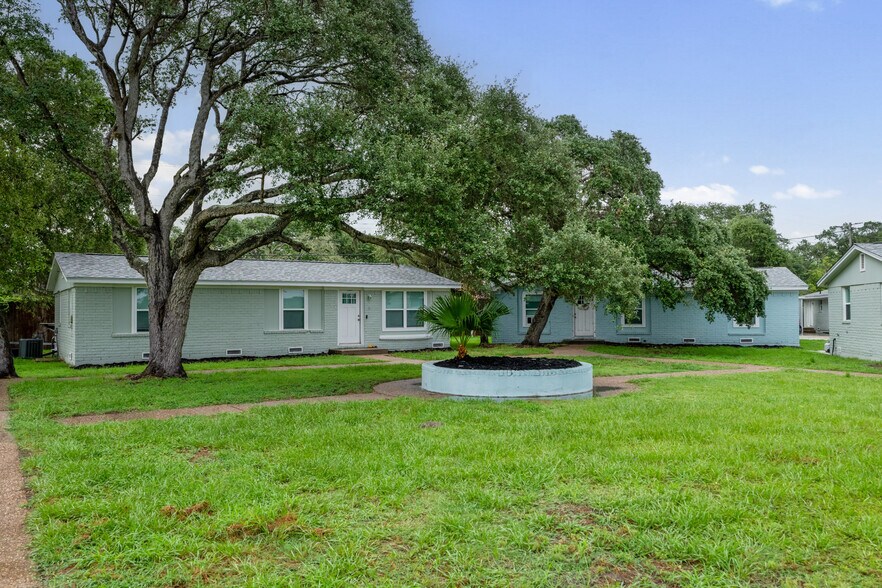 More Photos Of 1300 N Live Oak St, Rockport Multifamily For Sale