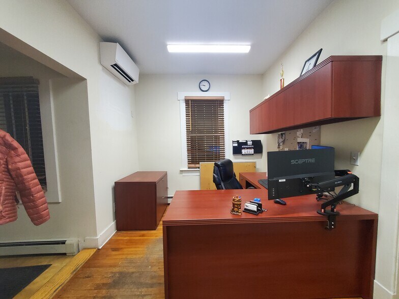 More Photos Of 52 Maple Pl, Amityville Office For Lease