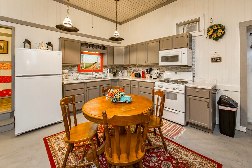 More Photos Of 223 W Main St, Mountain View Storefront For Sale