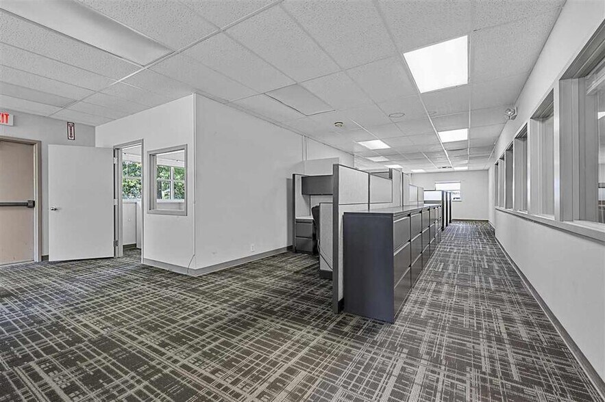 More Photos Of 1 Quail Creek Cir, North Liberty Office For Sale