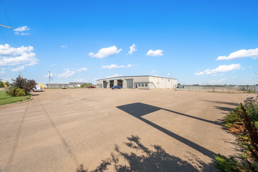 More Photos Of 4807 40 Av, Lloydminster Warehouse For Lease