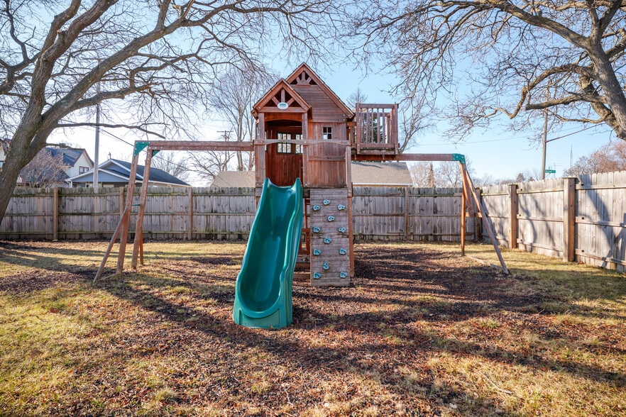 More Photos Of 3921 Olive St, Racine Office For Sale