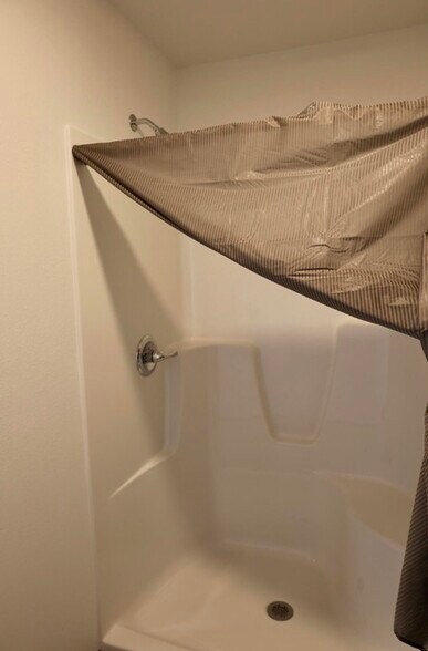 More Photos Of 815 Verhoeks St, Grand Haven Showroom For Sale