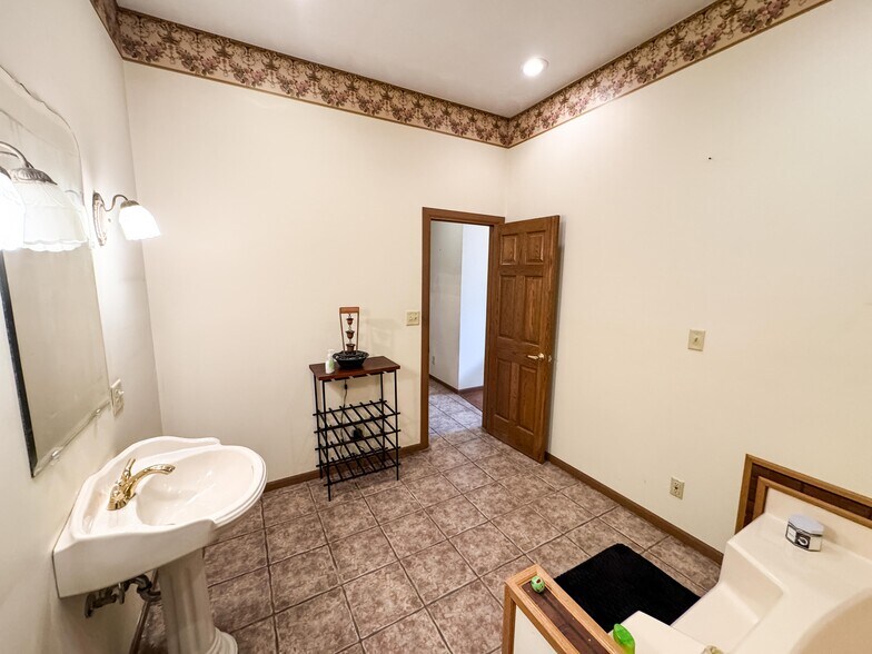 More Photos Of 203 W Madison St, Pontiac Storefront Retail Residential For Sale