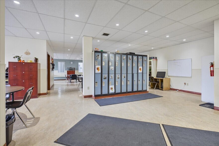 More Photos Of 11831 123 St NW, Edmonton Office For Sale