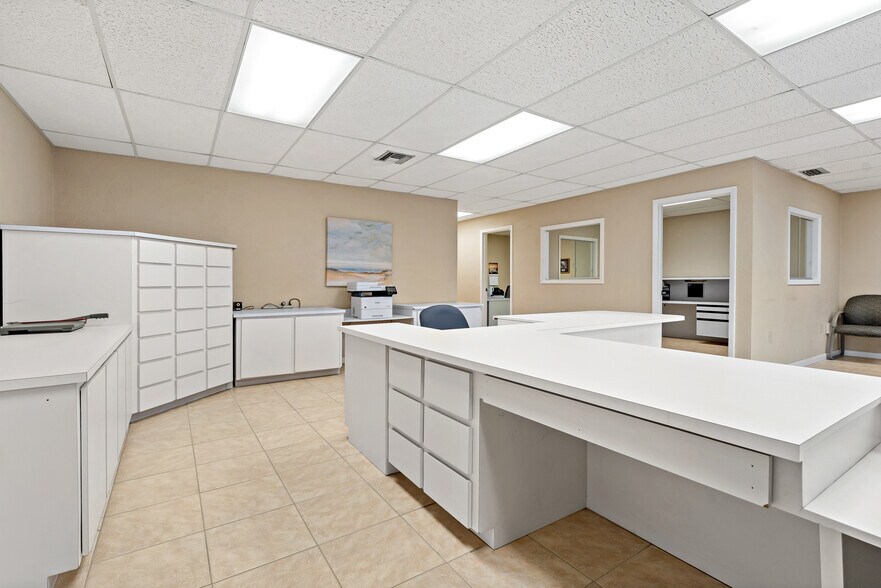 More Photos Of 567 Avenue K SE, Winter Haven Office For Sale
