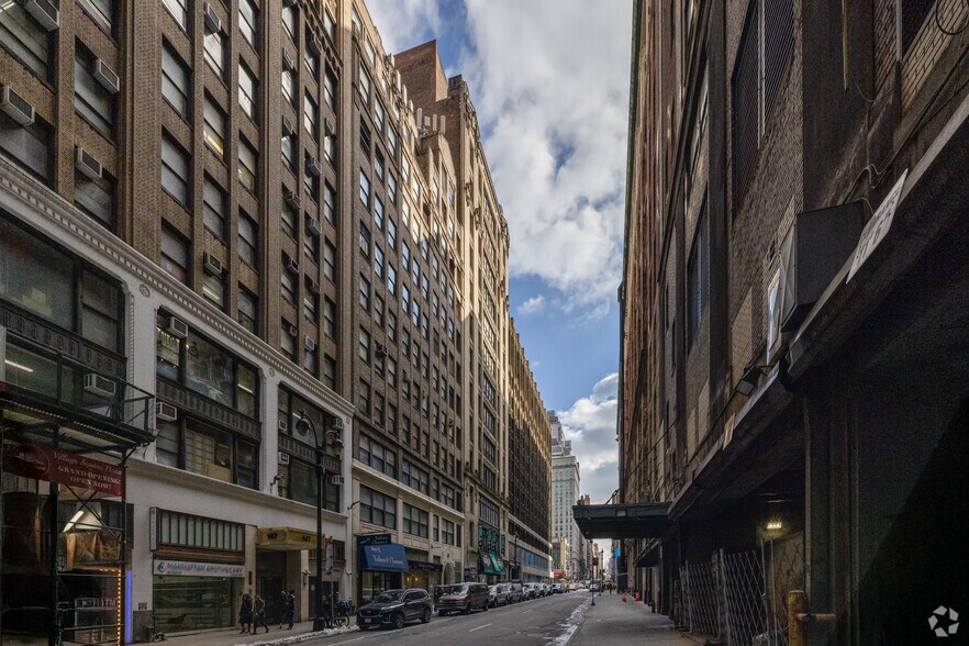 More Photos Of 131 W 35th St, New York Office For Lease