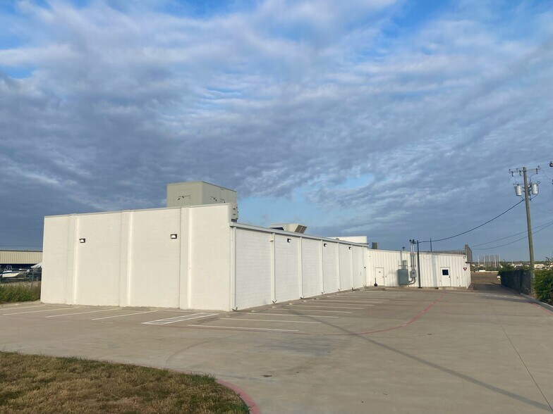 More Photos Of 5040 S Loop 340, Robinson Storefront Retail Office For Sale