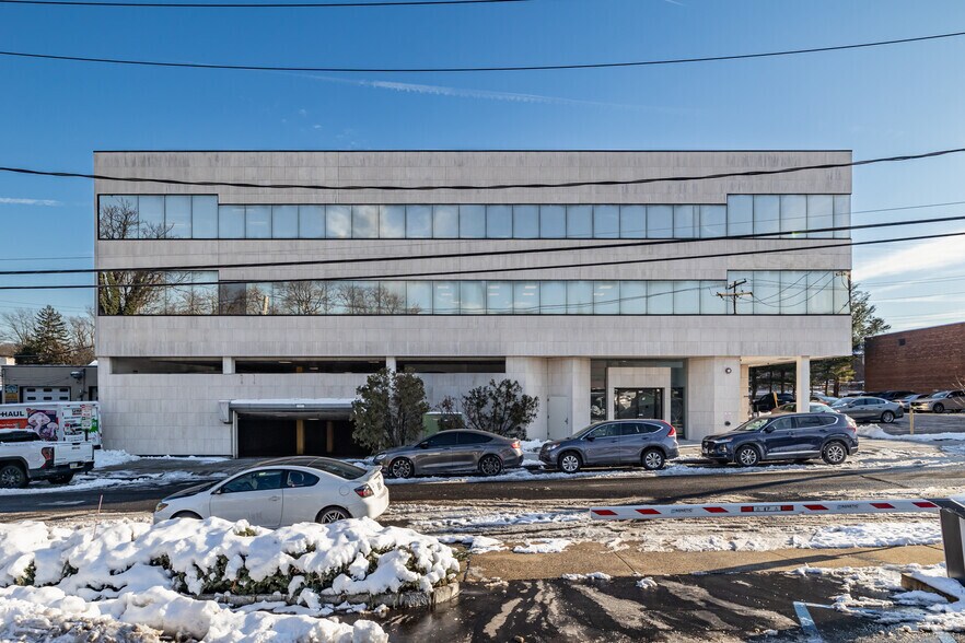 More Photos Of 36 Maple Pl, Manhasset Office For Lease