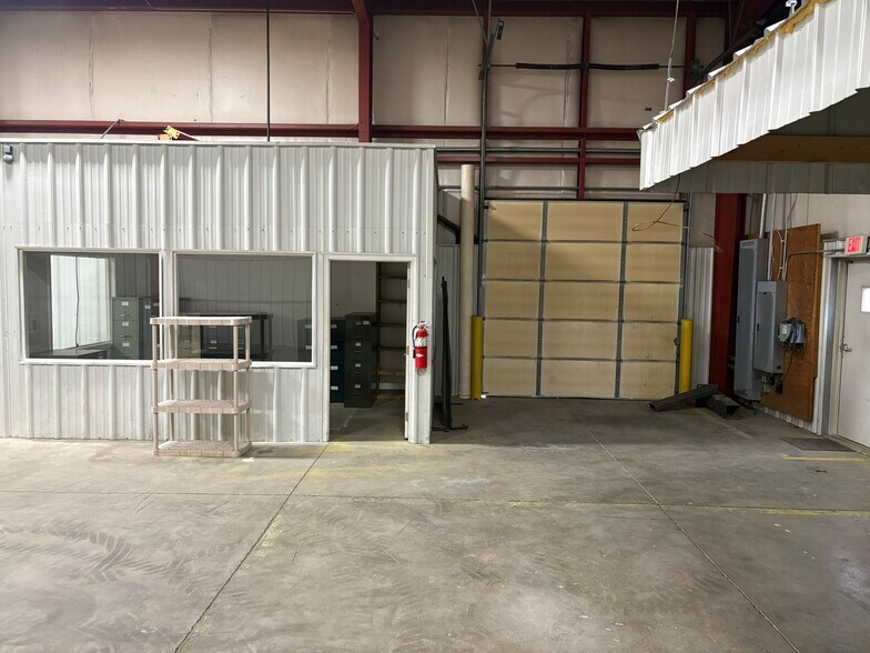 More Photos Of 500 Commerce Dr, Lakeville Flex For Lease