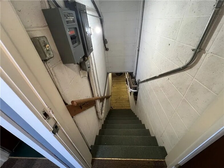 More Photos Of 909 N Logan Ave, Danville Medical For Sale