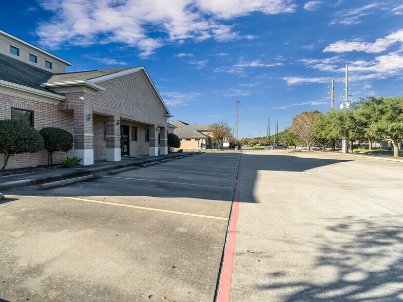 More Photos Of 714 S Peek Rd, Katy Medical For Lease