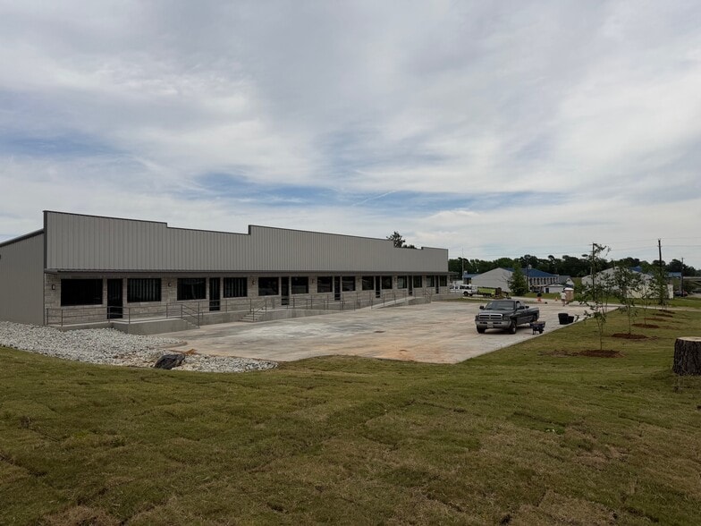 More Photos Of 2906 Westward Dr, Nacogdoches Business Park For Lease