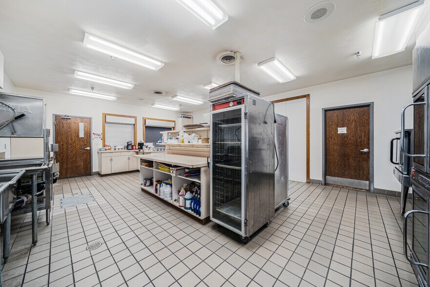 More Photos Of 689 Broadway, Berlin Restaurant For Sale