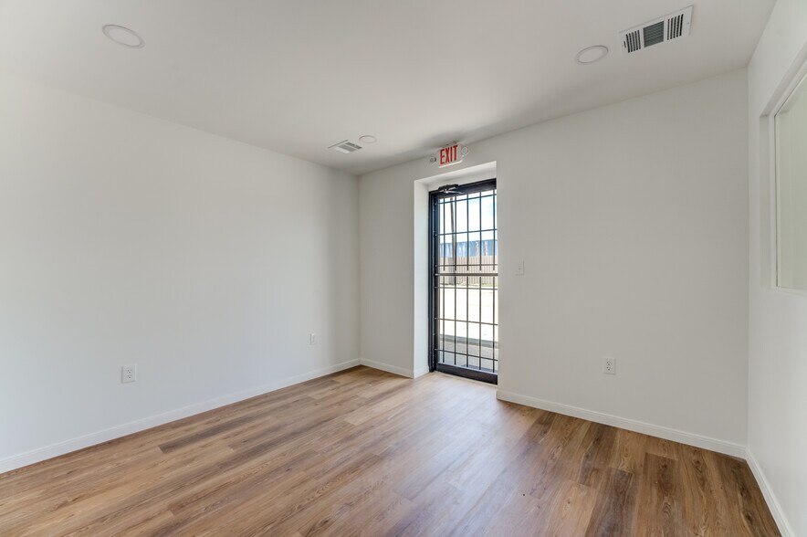More Photos Of 10215 Papalote St, Houston Showroom For Lease